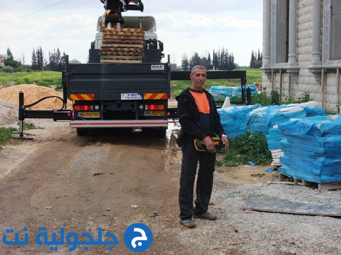 رفع الهلال فوق قبة مسجد الروضة في جلجولية 